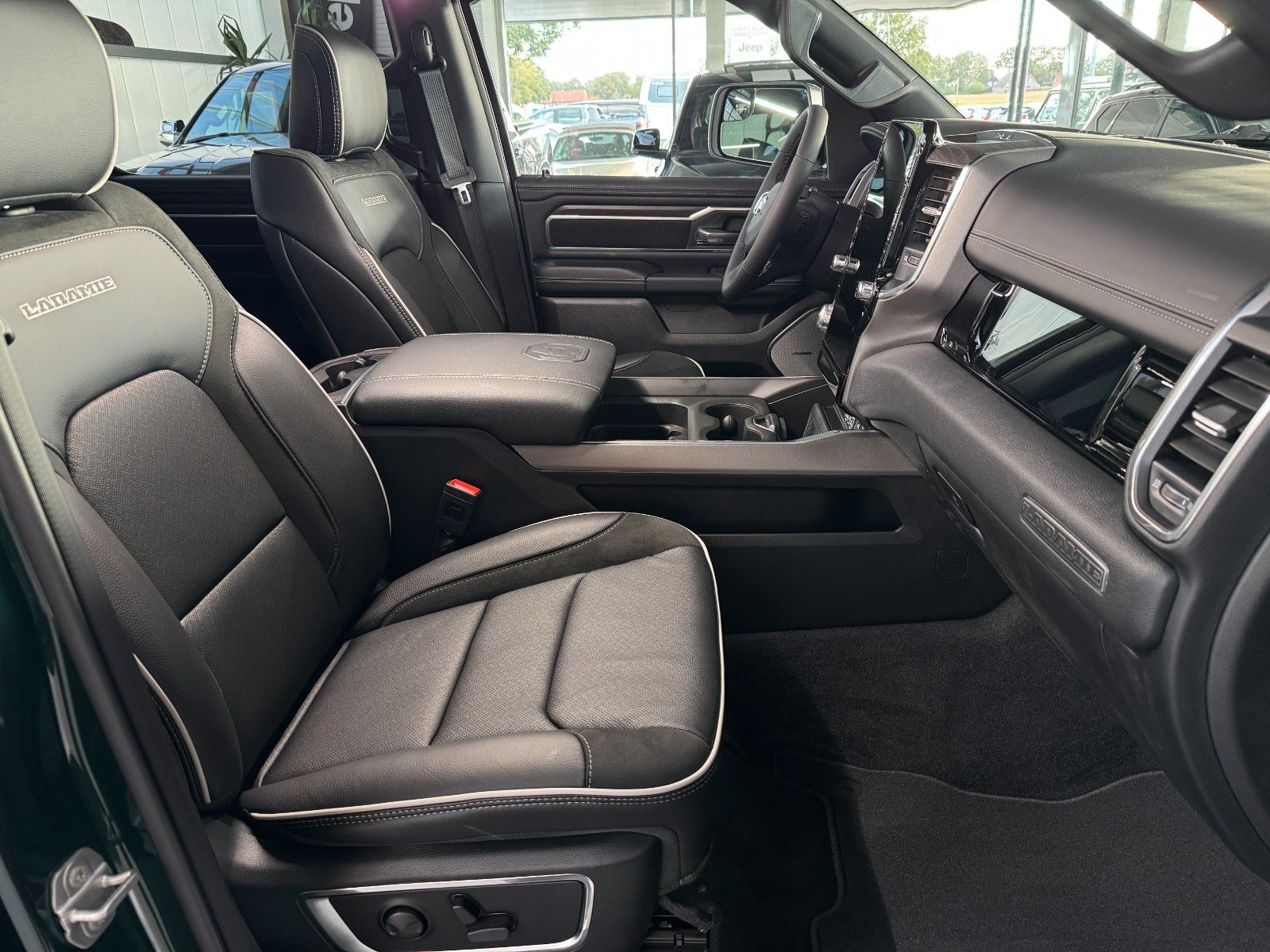 Fahrzeugabbildung Dodge RAM 1500 Crew Cab Laramie Night 5.7 V8 MY 2026