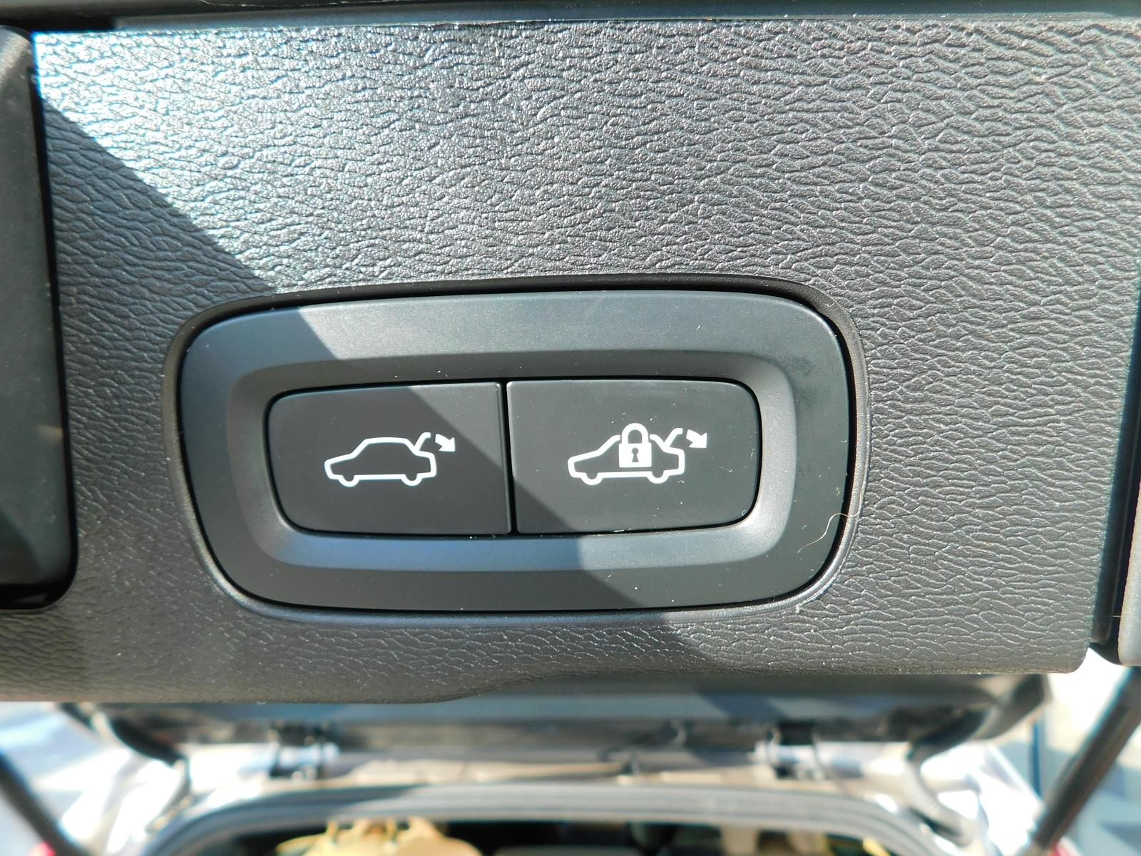 Fahrzeugabbildung Volvo XC60 B5 B AWD Plus Dark "Panoramadach, AHK"