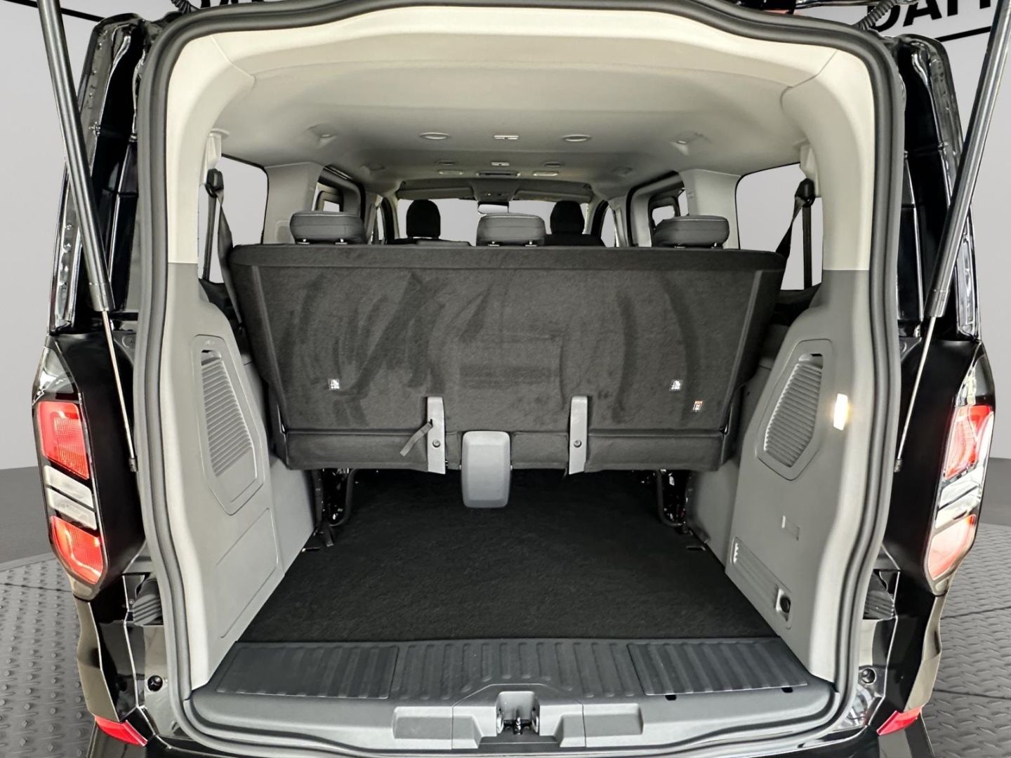 Fahrzeugabbildung Ford Transit Custom Kombi 320 L1 FWD Limited