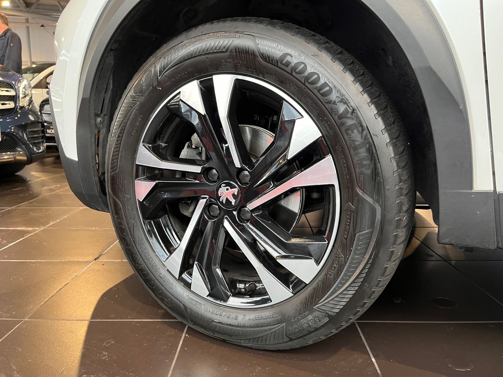 Fahrzeugabbildung Peugeot 2008 Allure LED NAV DAB SHZ PDC ALU