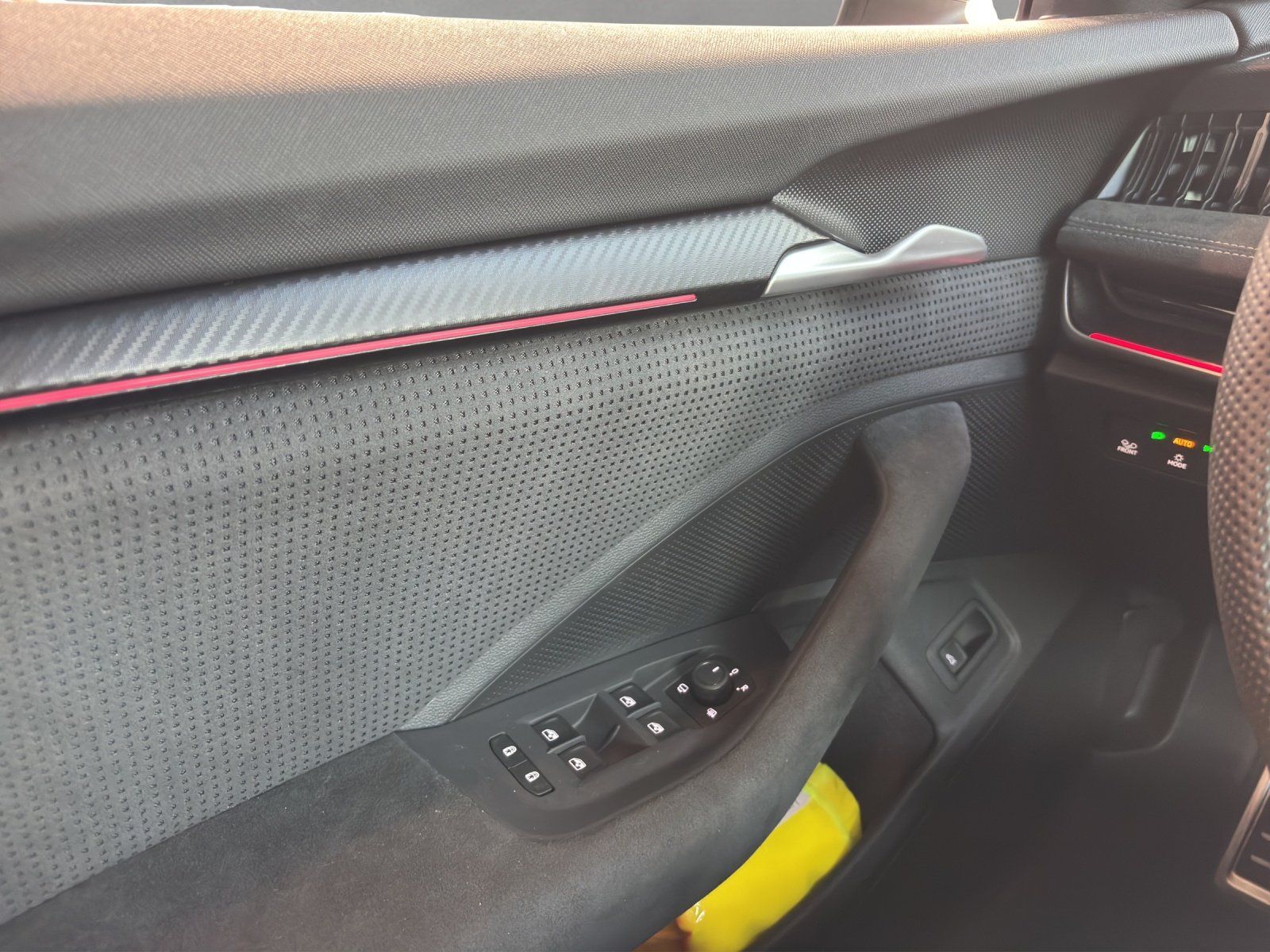 Fahrzeugabbildung SKODA Superb Combi Sportline 2,0 TDI 142 kW DSG 4x4