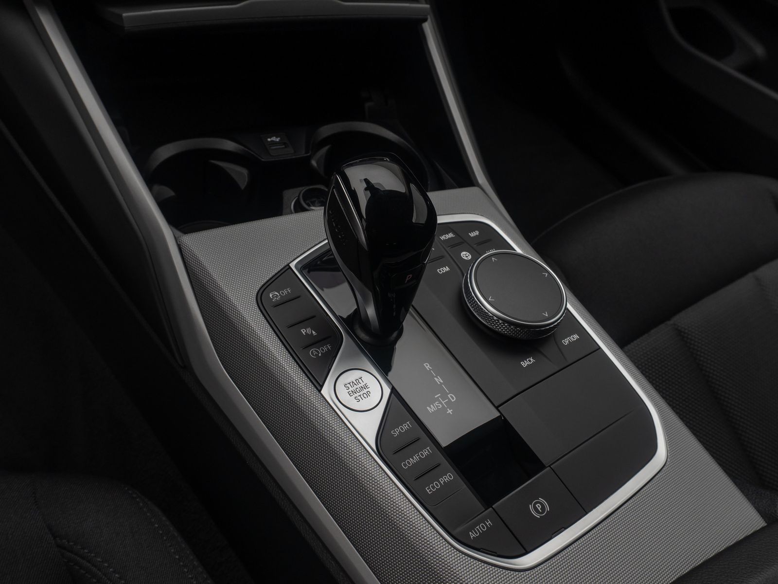 Fahrzeugabbildung BMW 318i GeschwindigReg DAB Alarm PDC LED CockpitPro