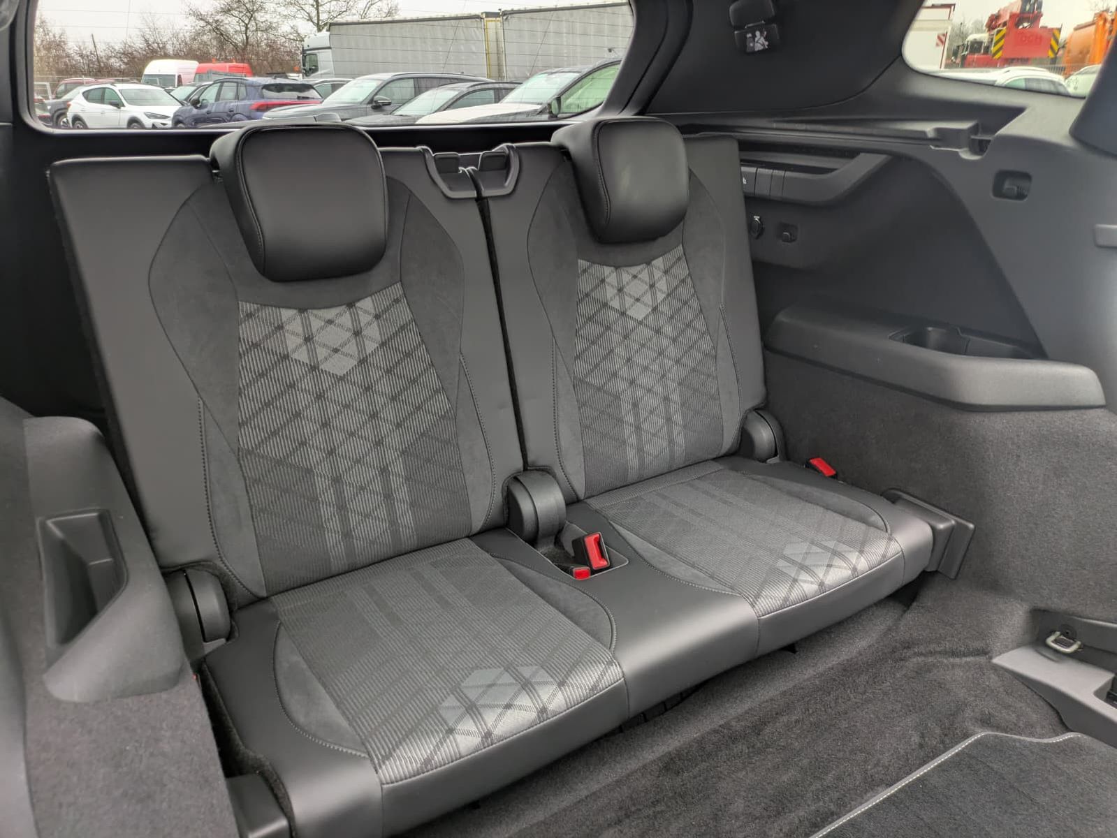 Fahrzeugabbildung Volkswagen Tayron 2.0 TDI 4M R-Line BLACK*7Si*MATRIX*PANO