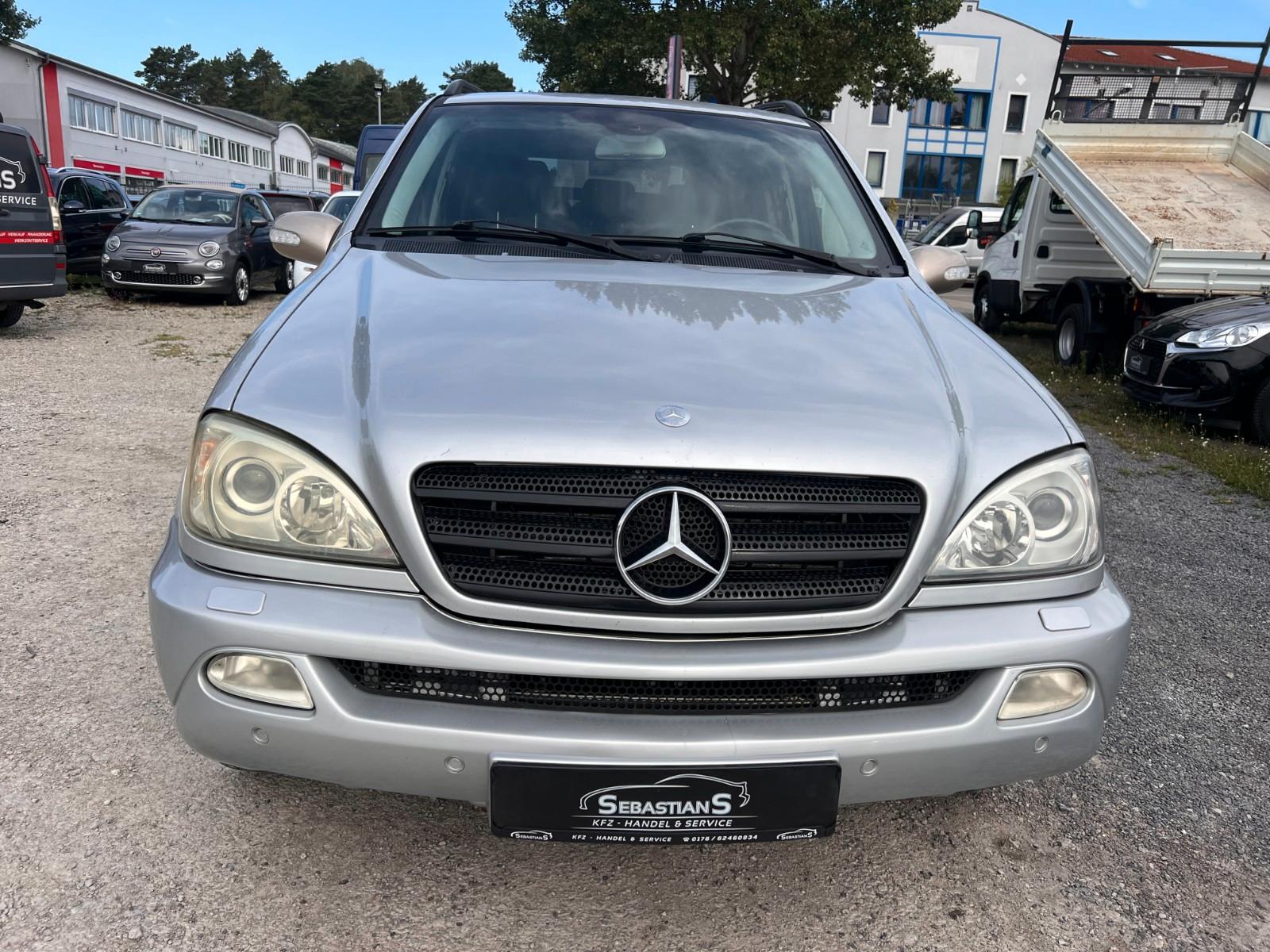 Mercedes-Benz ML270 2004 — rear view