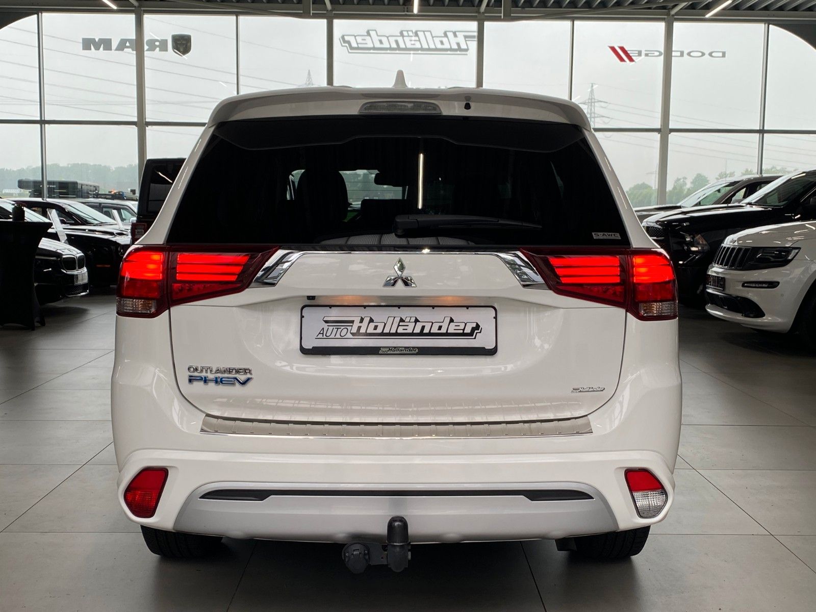 Fahrzeugabbildung Mitsubishi Plug-in Hybrid Outlander 2.4 Basis Spirit AHK