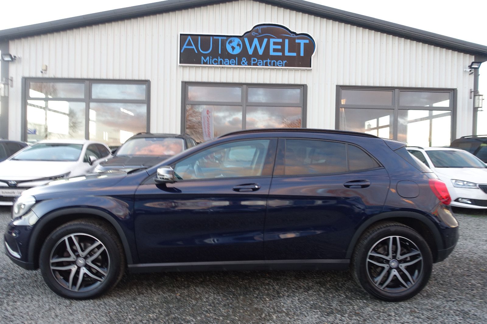 MERCEDES-BENZ GLA 200 Aut. KAM ACC LED NAV TLeder TÜV+Isnp.Neu