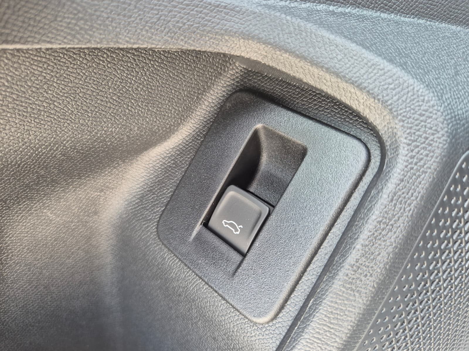 Fahrzeugabbildung CUPRA Leon 1.5 eTSI DSG PANO*AHK*DYNAMICA*EDGE*18" 5JG