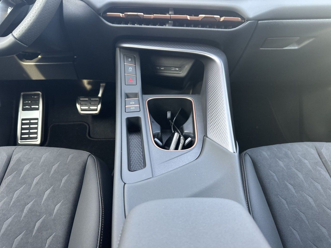 Fahrzeugabbildung CUPRA Terramar 1.5 e-HYBRID 204 PS 6-Gang-DSG - mit KI generiert/bearbeitet