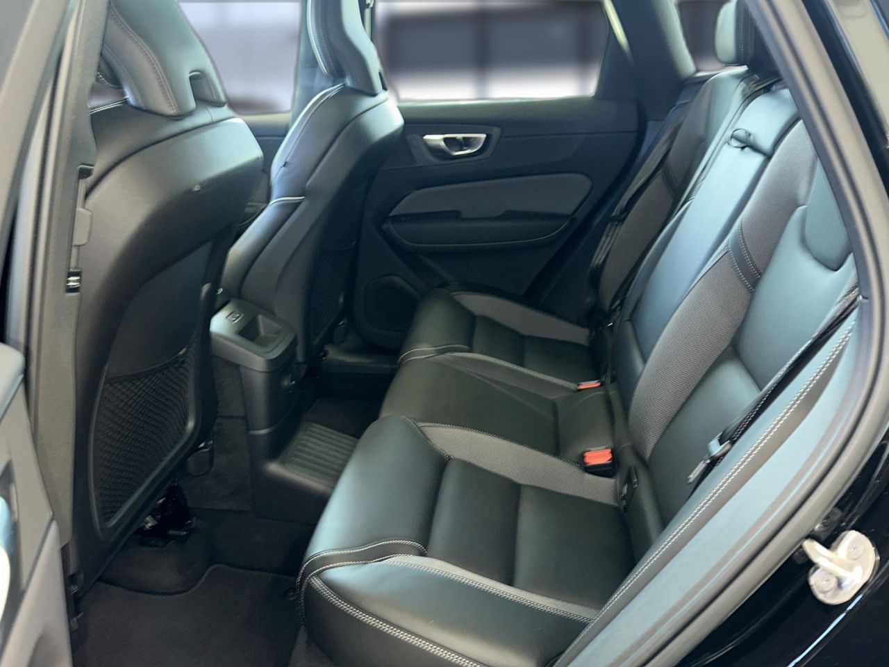 Volvo XC 60 R Design Recharge Plug-In Hybrid AWD Navi foto 10