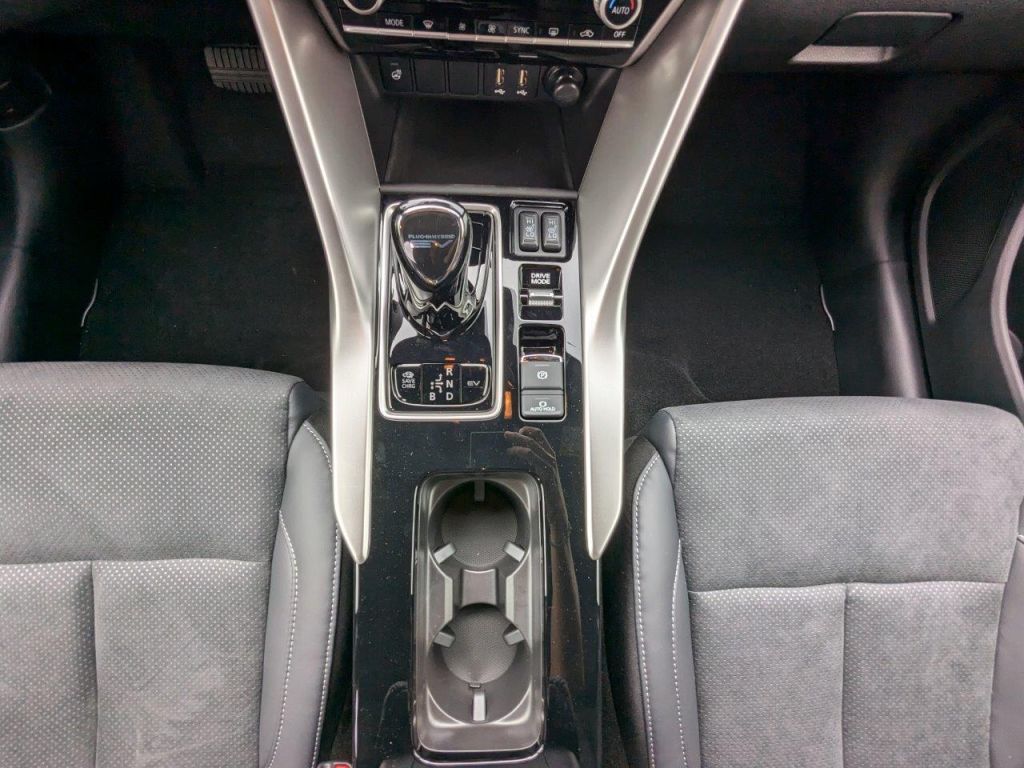 Fahrzeugabbildung Mitsubishi Eclipse Cross 2.4 PHEV 4WD Select