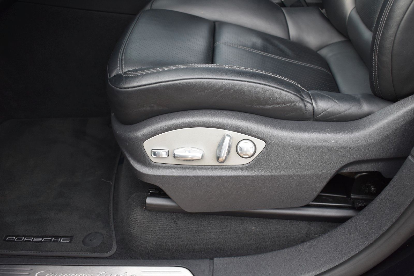 Fahrzeugabbildung Porsche Cayenne Turbo Panorama AHK Sport Chrono Keramik