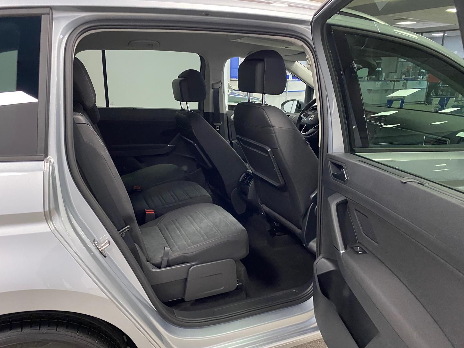 Fahrzeugabbildung Volkswagen Touran 1.5 TSI Comfortline+IQLIGHT+ACC+AHK+TOTWI