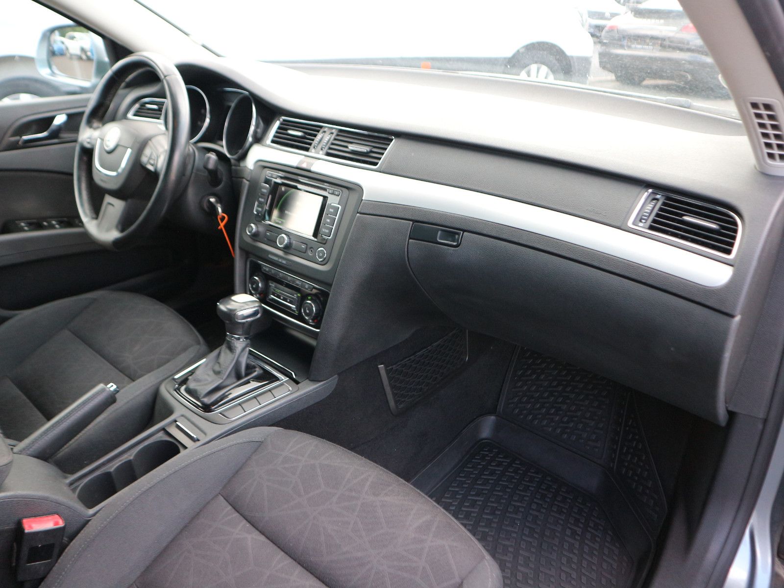 Fahrzeugabbildung SKODA Superb Family DSG GRA Xenon PDC SHZ