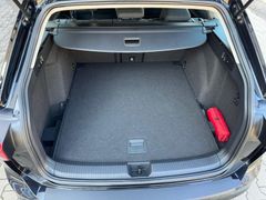 Fahrzeugabbildung Volkswagen Golf VIII Variant Life 2,0 TDI Navi Sitzh ACC