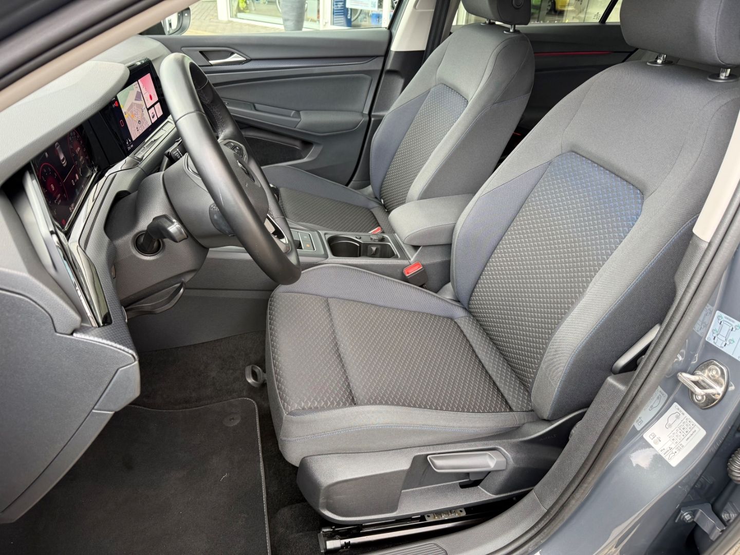 Fahrzeugabbildung Volkswagen Golf VIII United 1,5 TSI Navi Digi Cockpit LED A