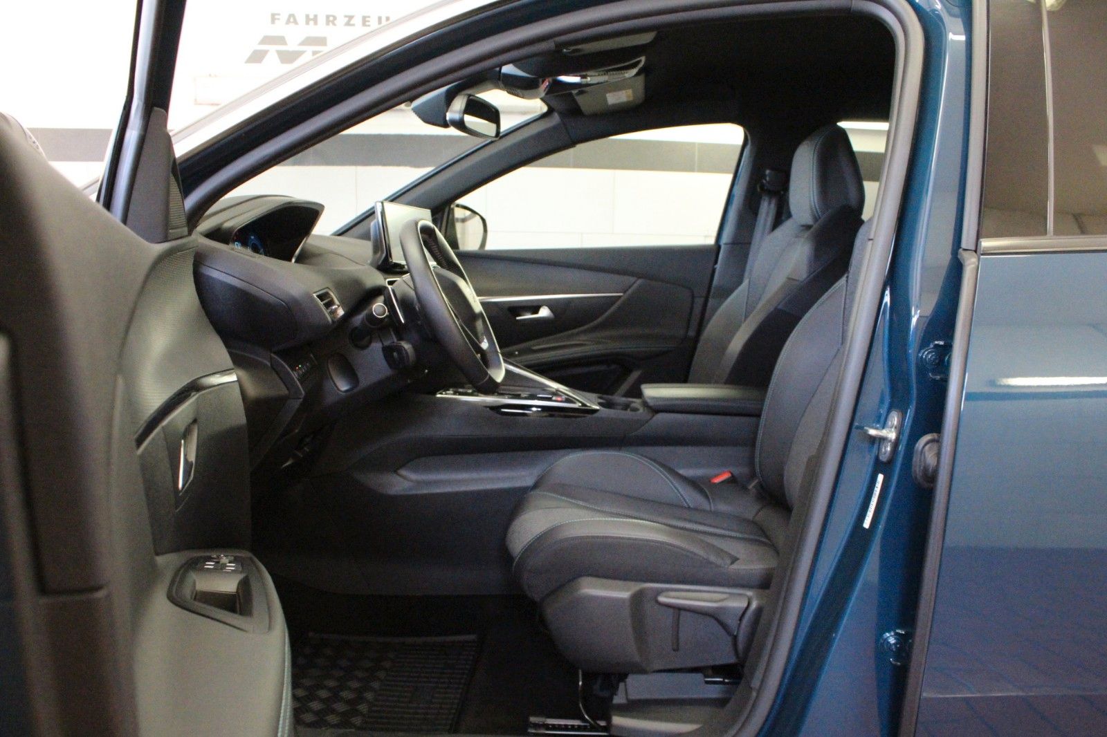 Fahrzeugabbildung Peugeot 3008 Plug-In Hybrid 225 e-EAT8 Allure Pack