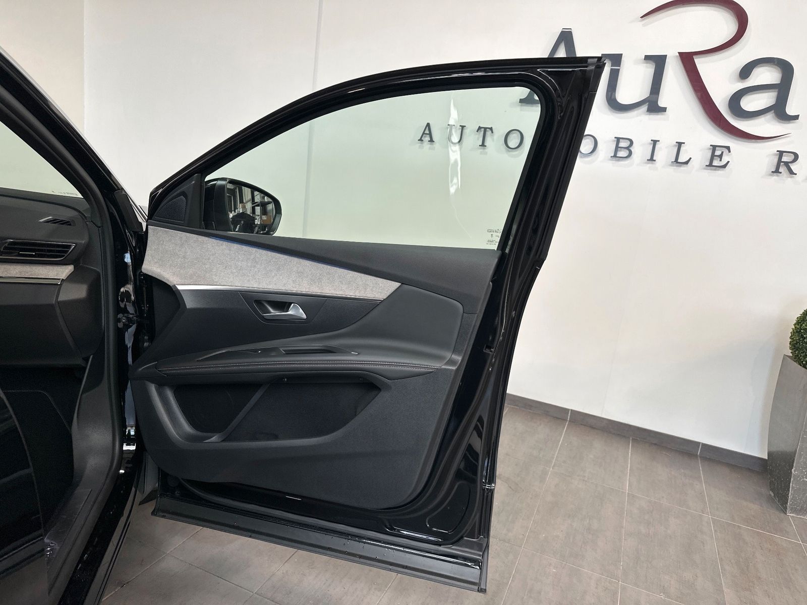 Fahrzeugabbildung Peugeot 3008 GT Plug-In Hybrid 225 NAV+LED+PANORAMA+AHK