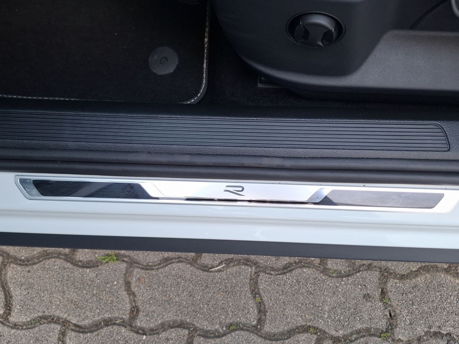 Fahrzeugabbildung Volkswagen T-Roc TSI R-Line DSG LEDplus AHK Navi AID ACC RF