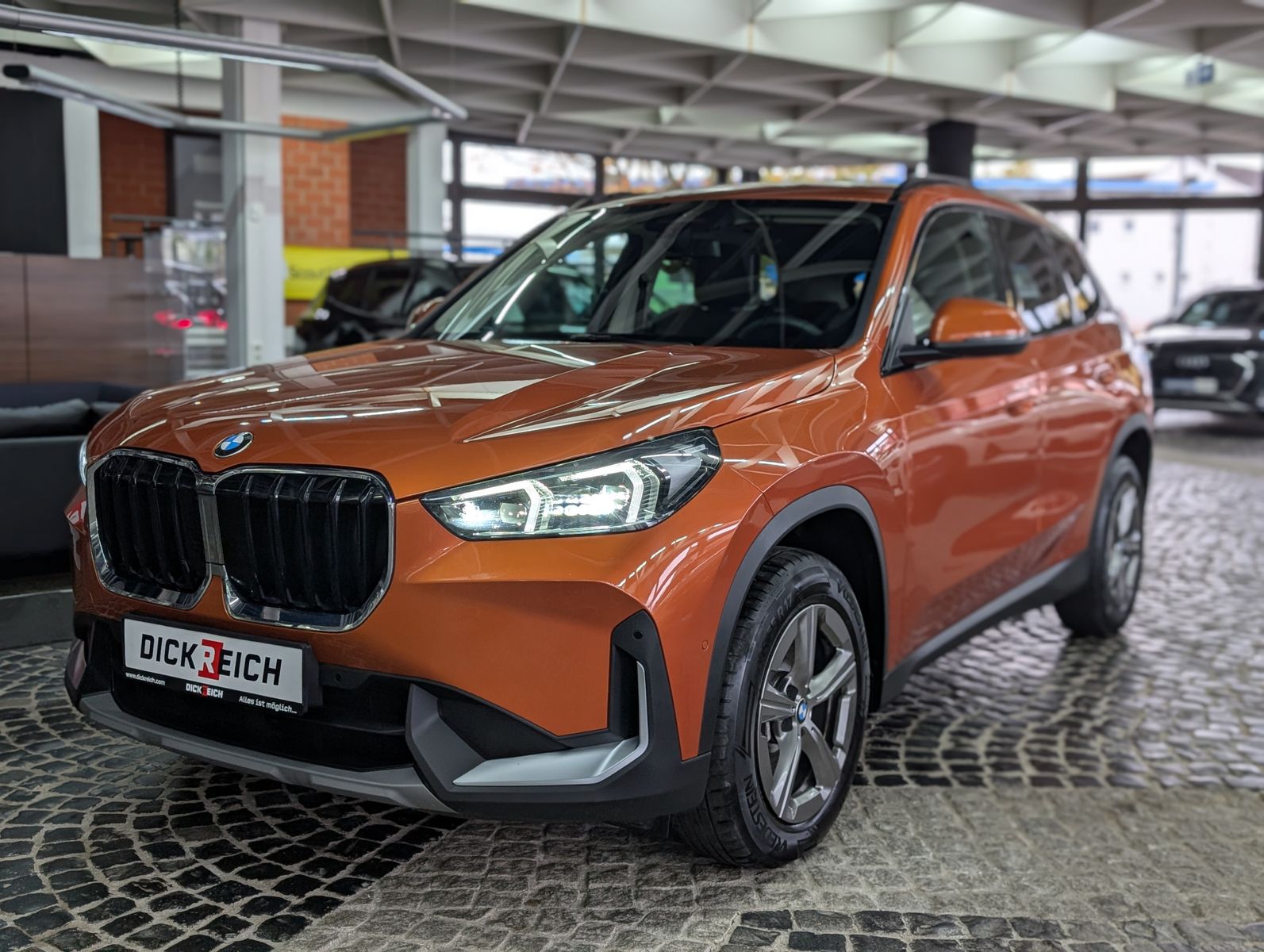 Fahrzeugabbildung BMW X1 20 i sDrive SPORT SHADOW PANO AHK LED AHK ACC