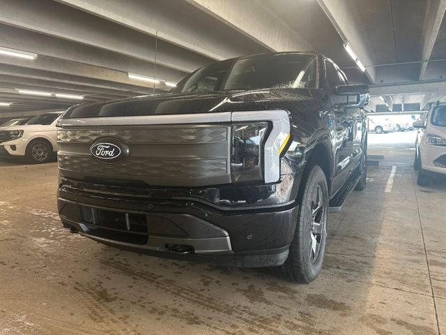 Ford F150 Lightning Lariat grosse Batterie im Vorlauf