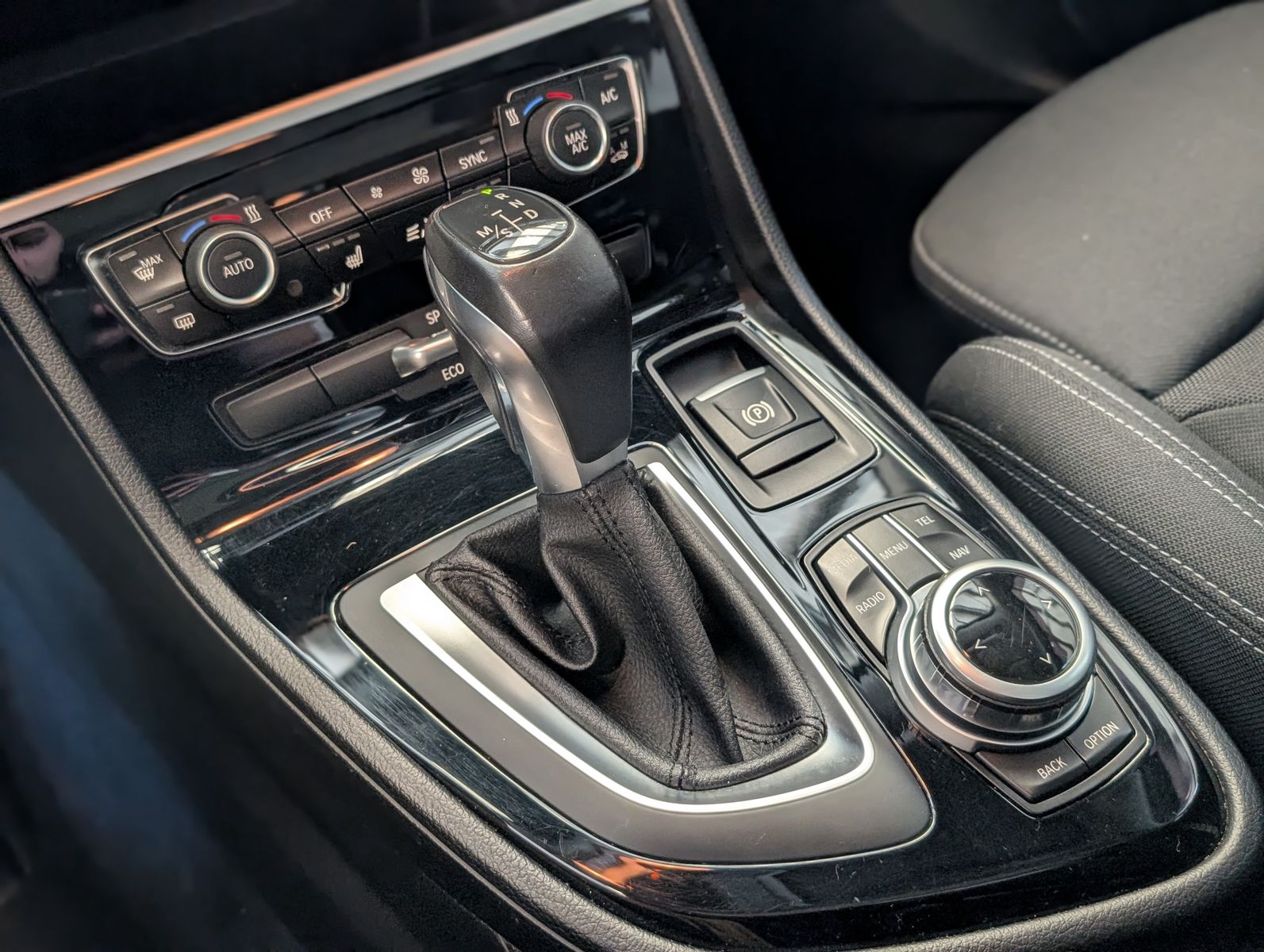 Fahrzeugabbildung BMW 220 i Active Tourer Advantage Navi Cam Pano AHK