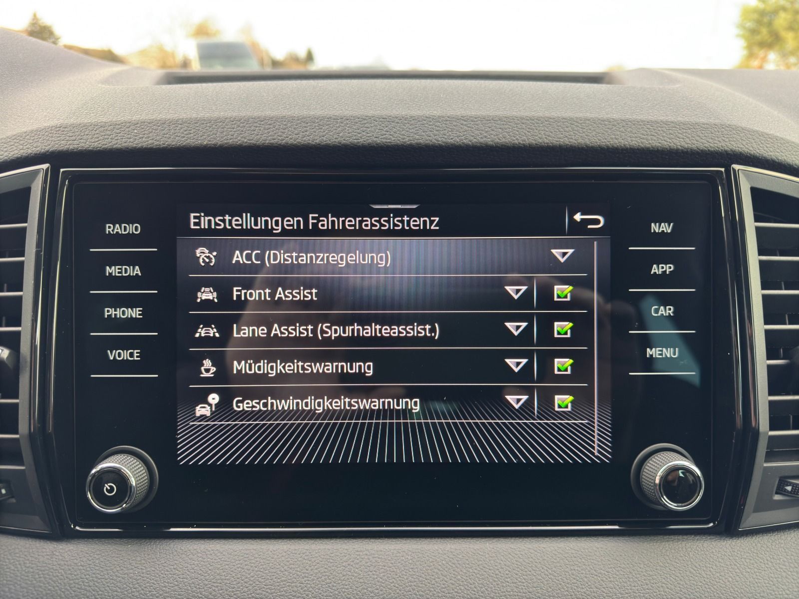 Fahrzeugabbildung SKODA Karoq 1.5 TSI DSG*RFK*NAV*Matrix*ACC*eHeck