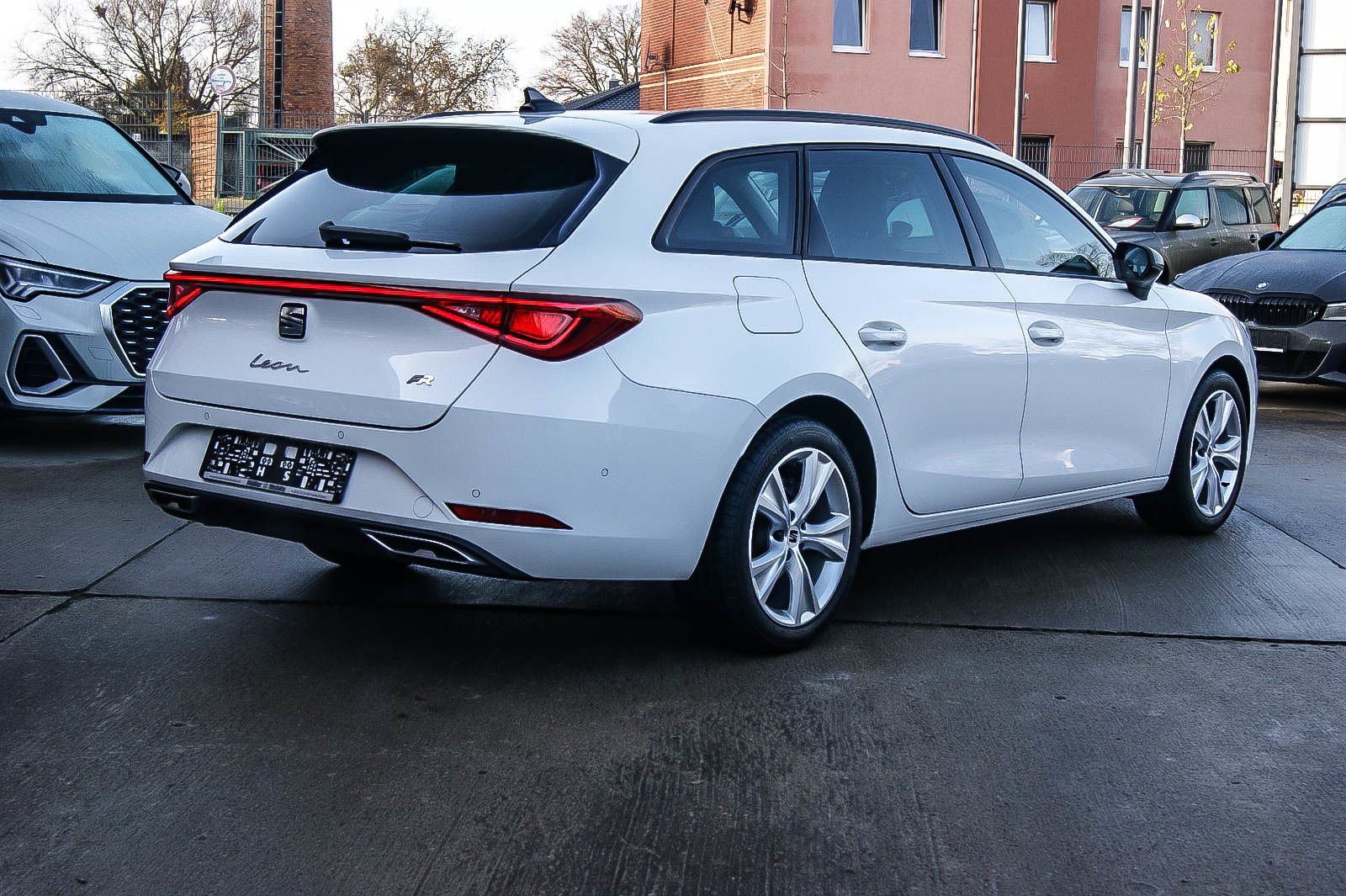 Fahrzeugabbildung SEAT Leon Sportstourer 1.5 TSI FR LED NAVI KMAERA