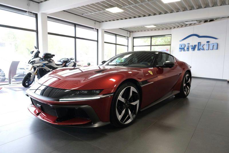 Ferrari 12Cilindri Carbon Passenger Display Lift Sofort