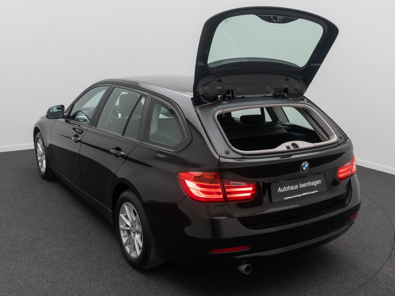 Fahrzeugabbildung BMW 318d GeschwindigReg AHK PDC Lordos NaviBusiness