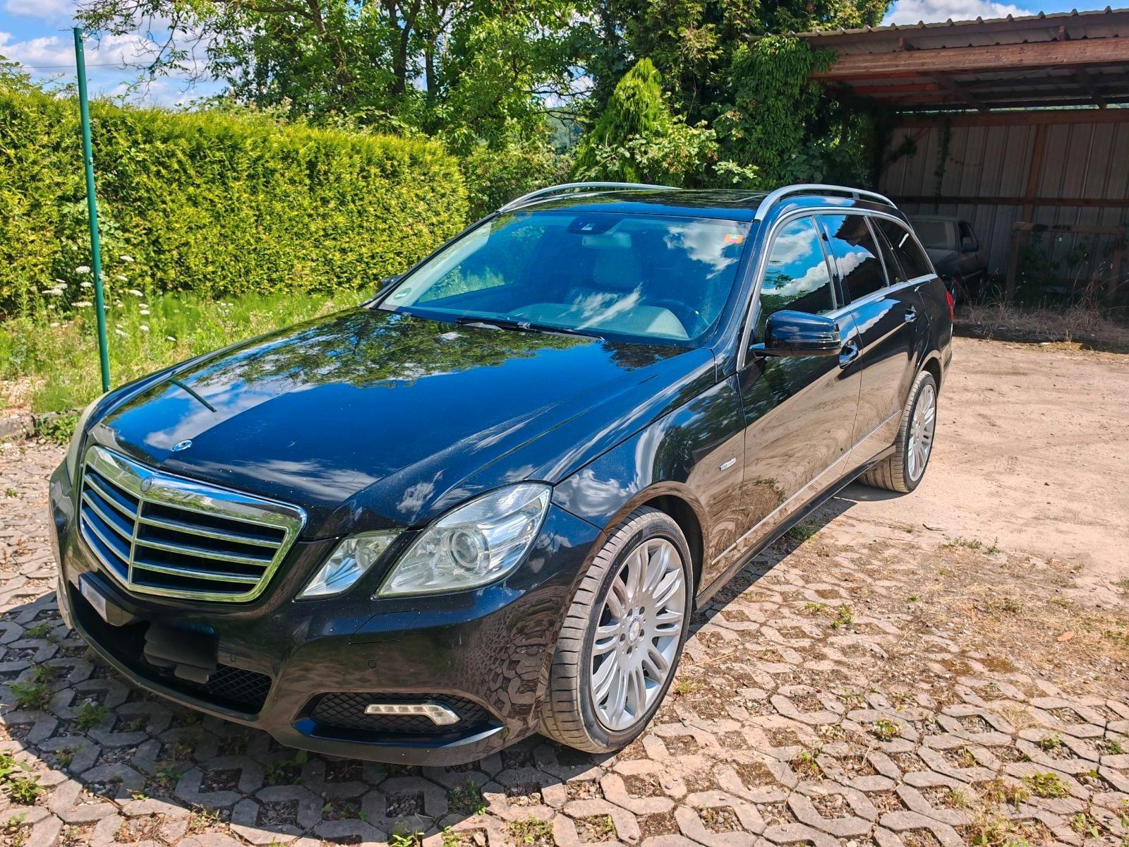 Mercedes-Benz E200 2010 — rear view