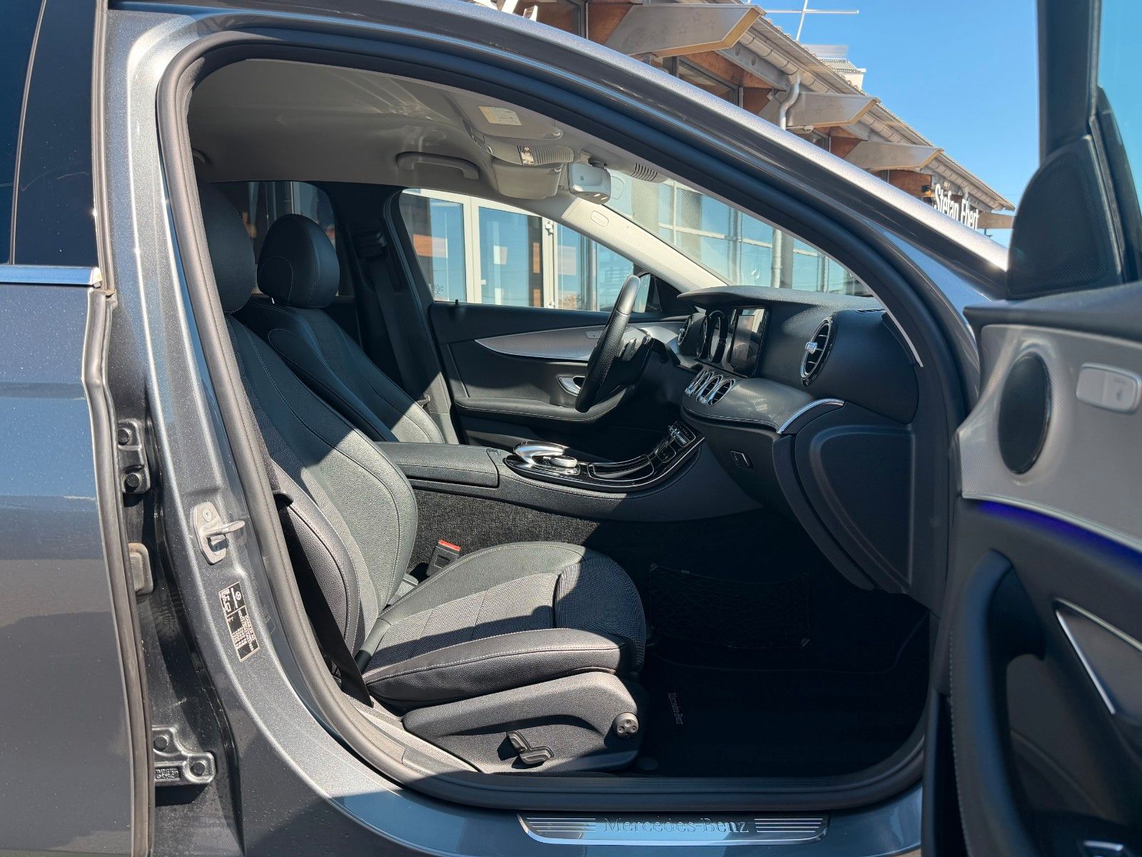 Fahrzeugabbildung Mercedes-Benz E 200 Avantgarde+RFK+Multibeam+Ambiente+