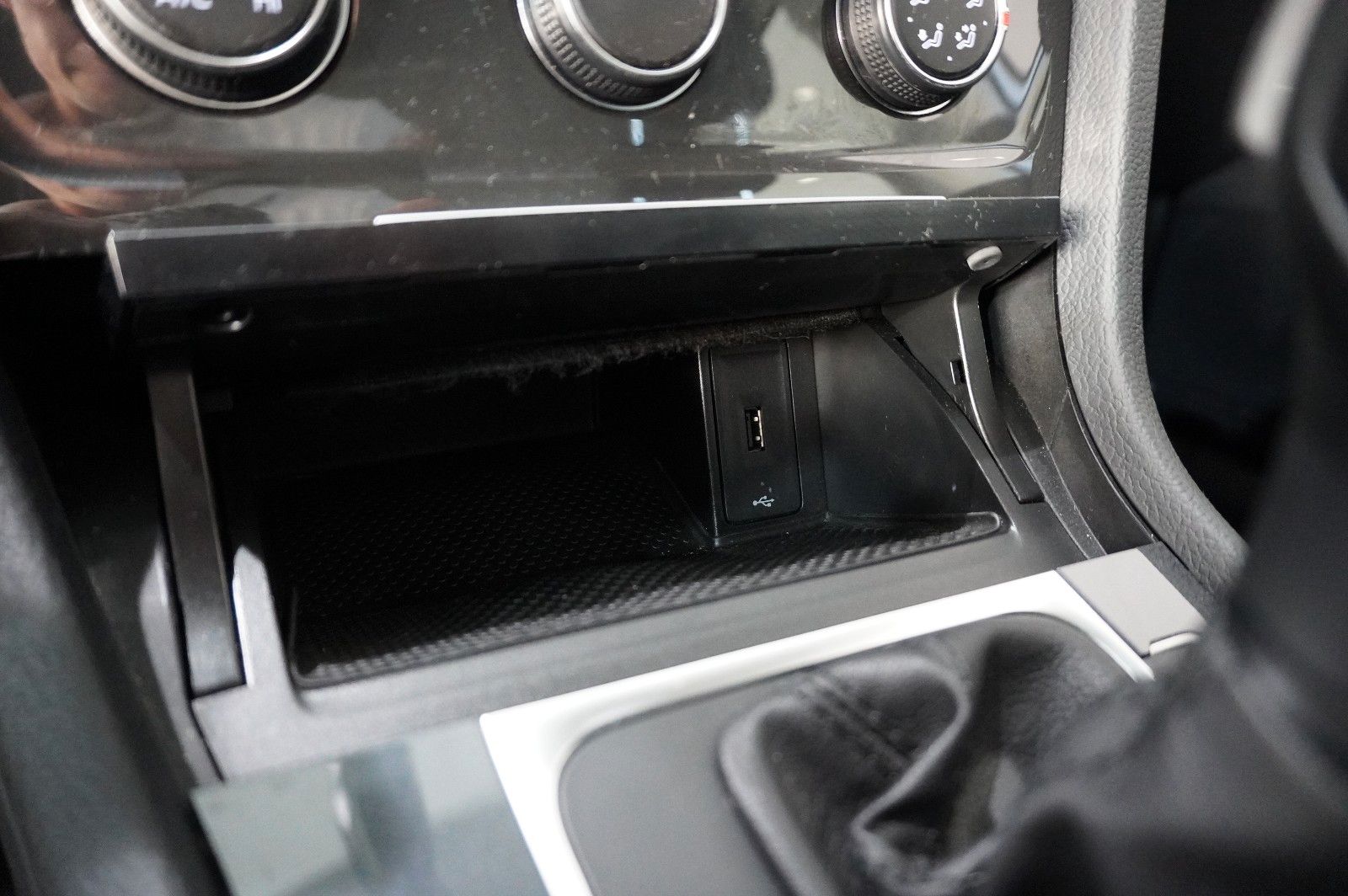 Fahrzeugabbildung Volkswagen Golf VII Lim. 2.0 TDI COMFORTL. DSG NAVI/LED/ACC