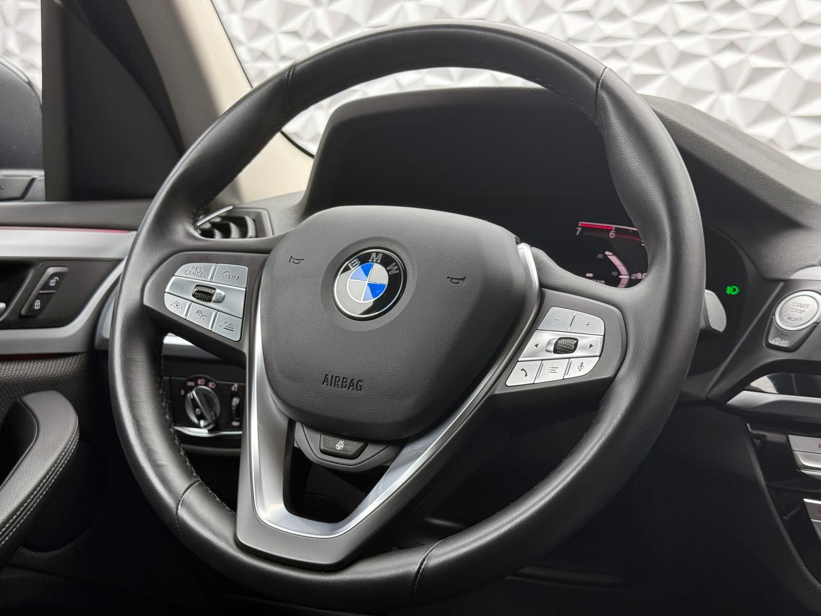 Fahrzeugabbildung BMW xDRIVE20i/ADVANTAGE/ACC/LED/LIVECP/HUD/KEYL/360°