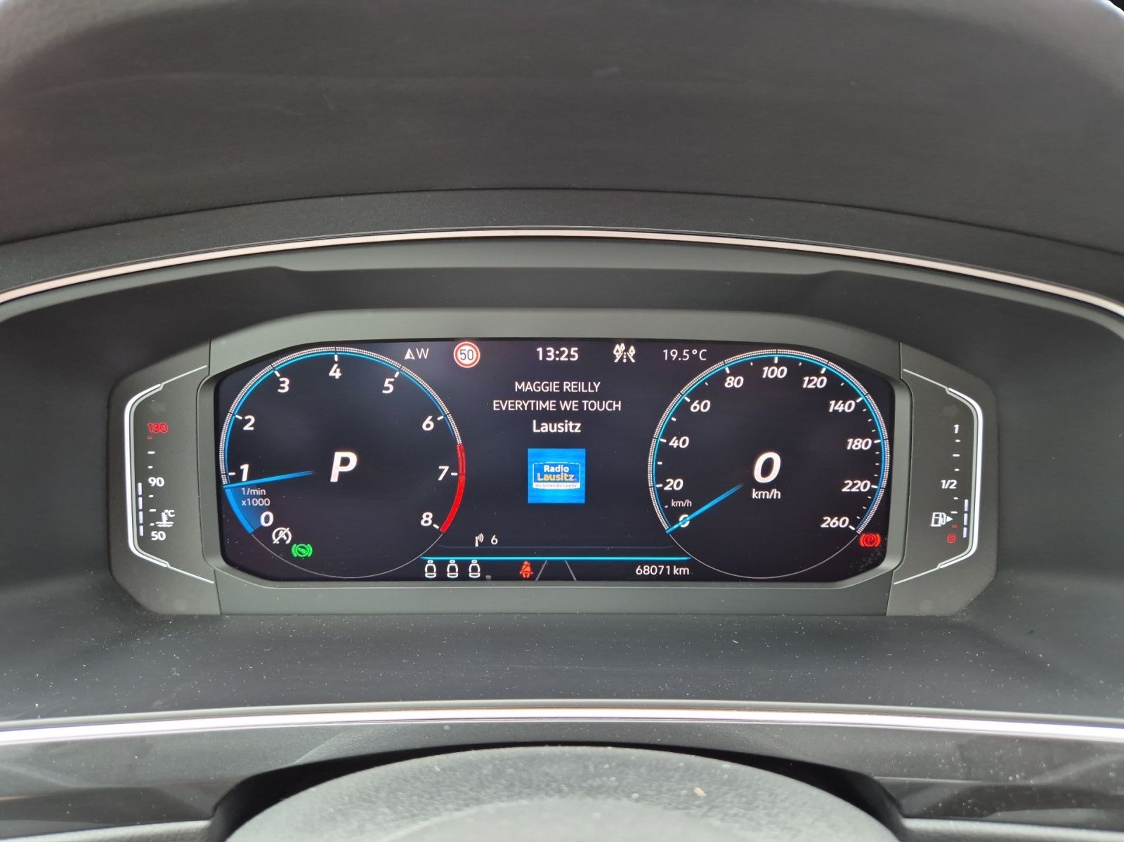 Fahrzeugabbildung Volkswagen Tiguan TSI R-Line 4M DSG Matrix AHK Navi ACC RFK