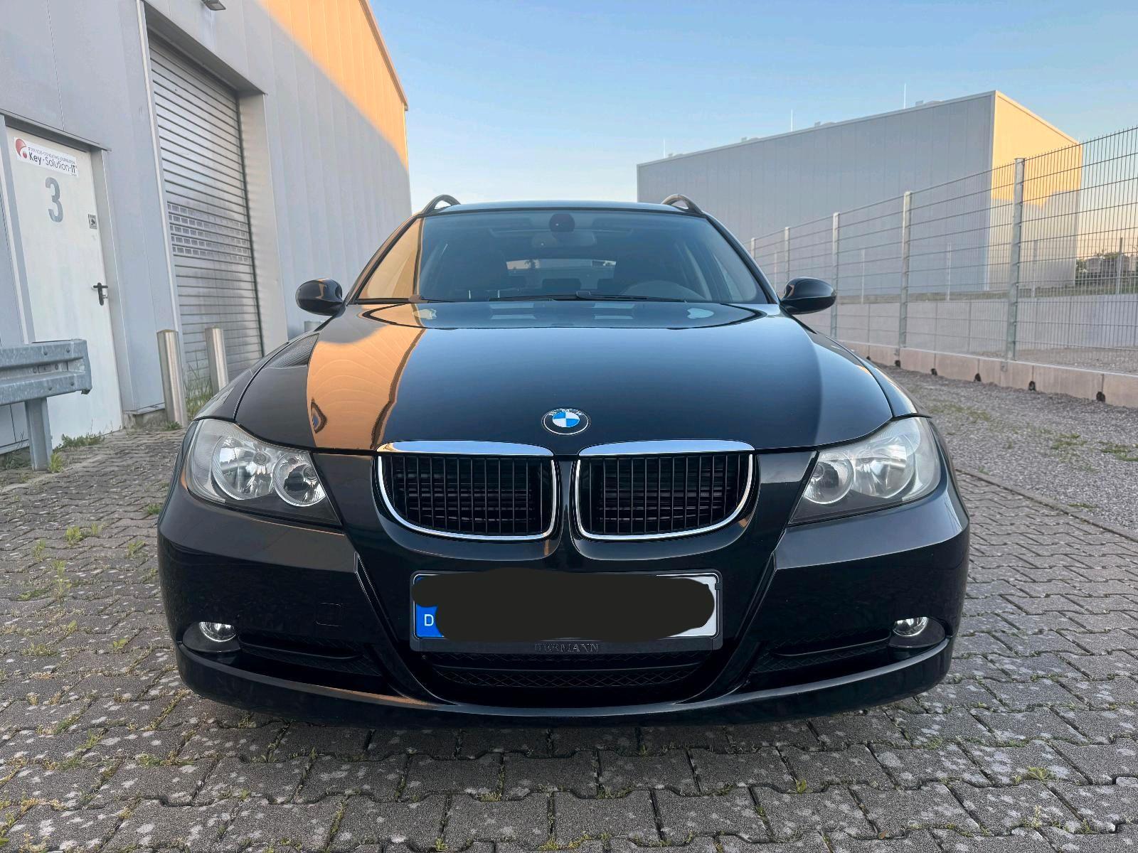 BMW 320 2008 — вигляд ззаду
