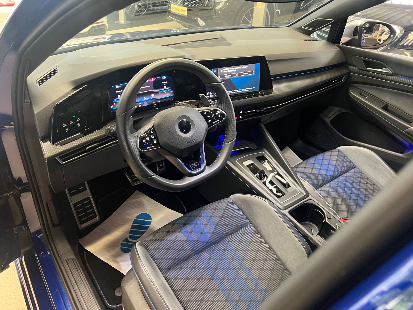 Fahrzeugabbildung Volkswagen Golf VIII Lim. R 4Motion *LAPIZ BLUE*KAMERA*IQ*
