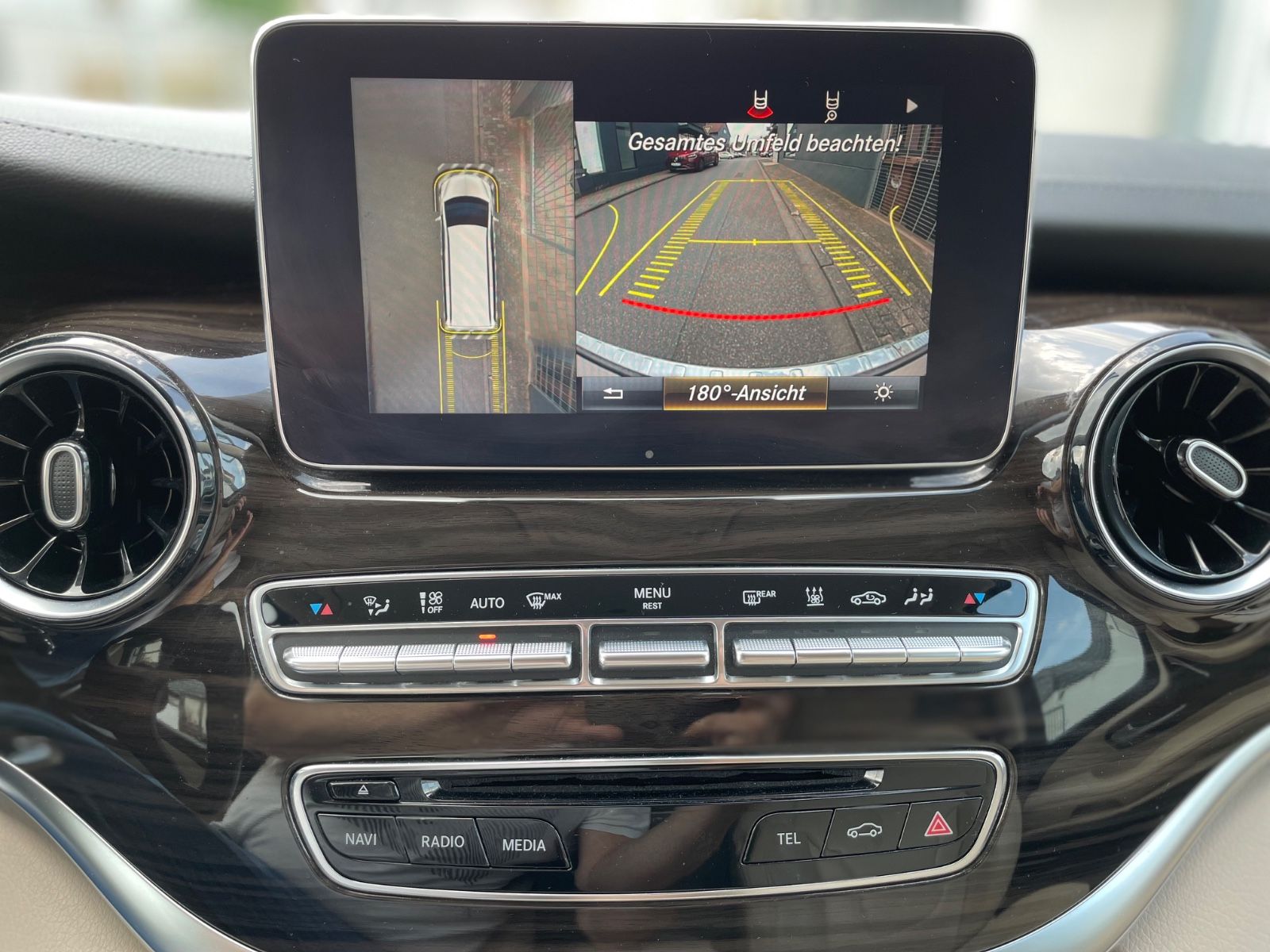 Fahrzeugabbildung Mercedes-Benz V 300 d Lang Avantgarde AMG-Line |Burmester|360°
