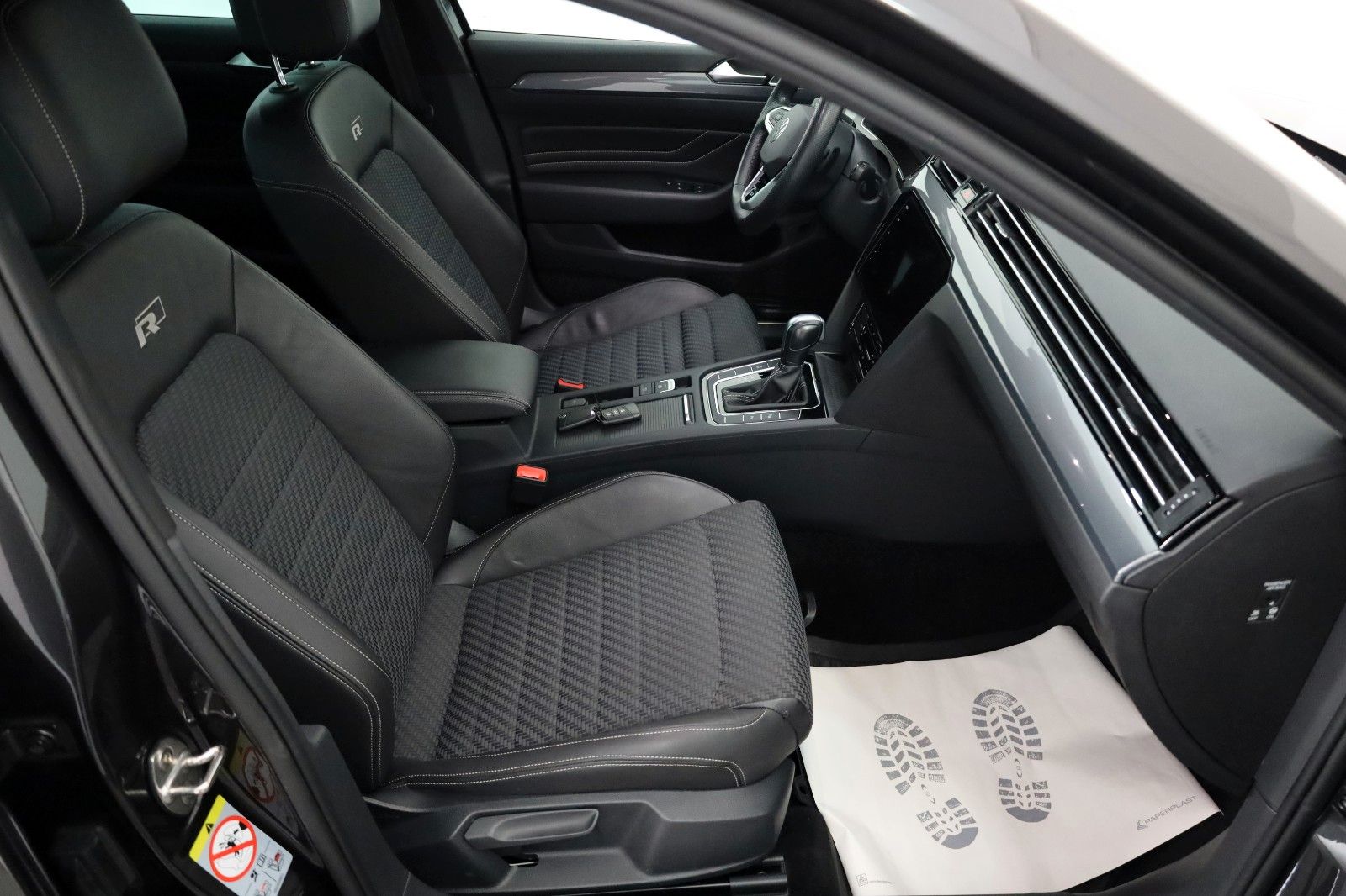 Fahrzeugabbildung Volkswagen Passat Variant R Line Navi,LED,ACC,Panorama,SH
