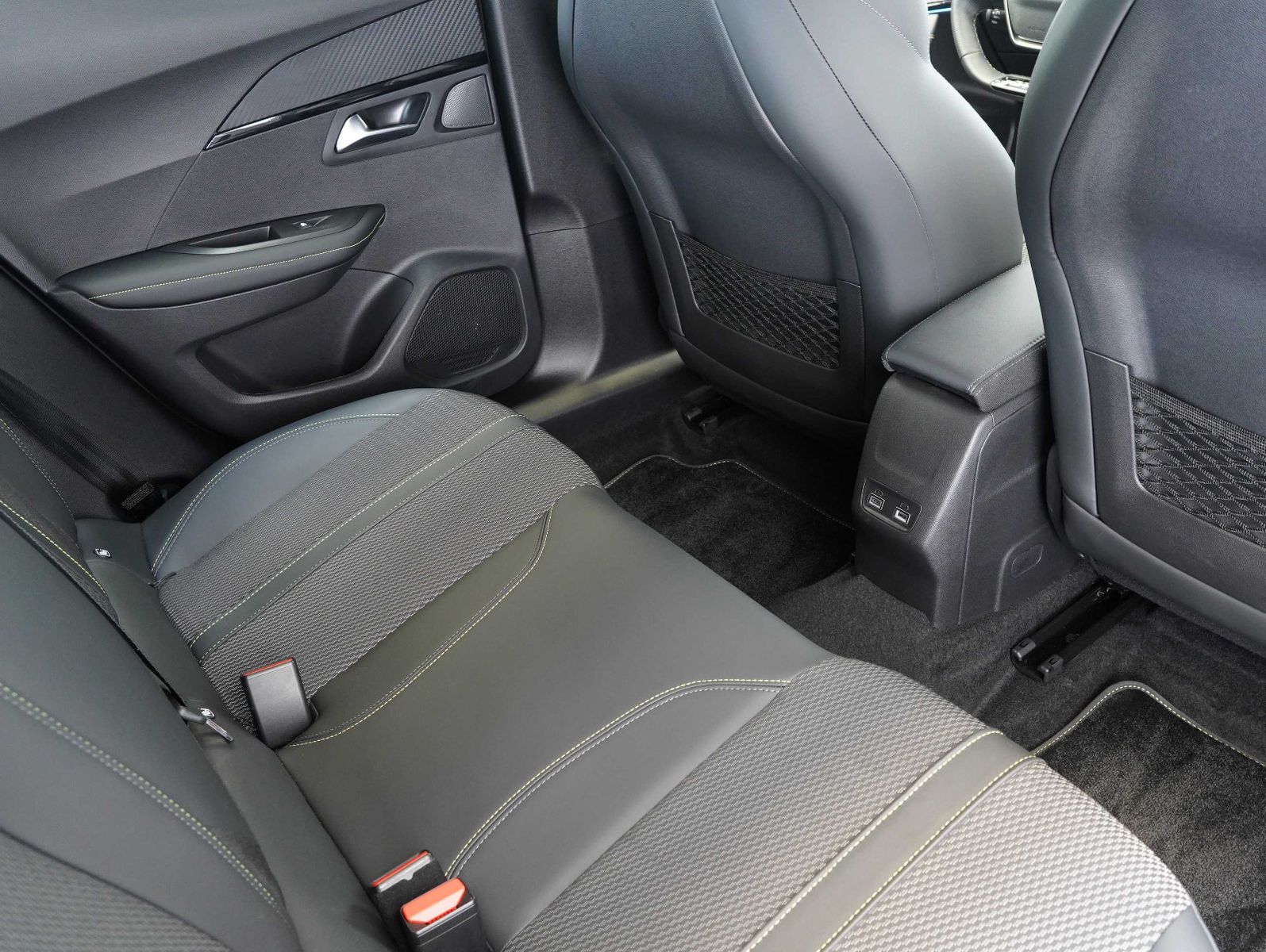 Fahrzeugabbildung Peugeot 2008 e- GT 11KW/LED/NAVI/360°/SOH