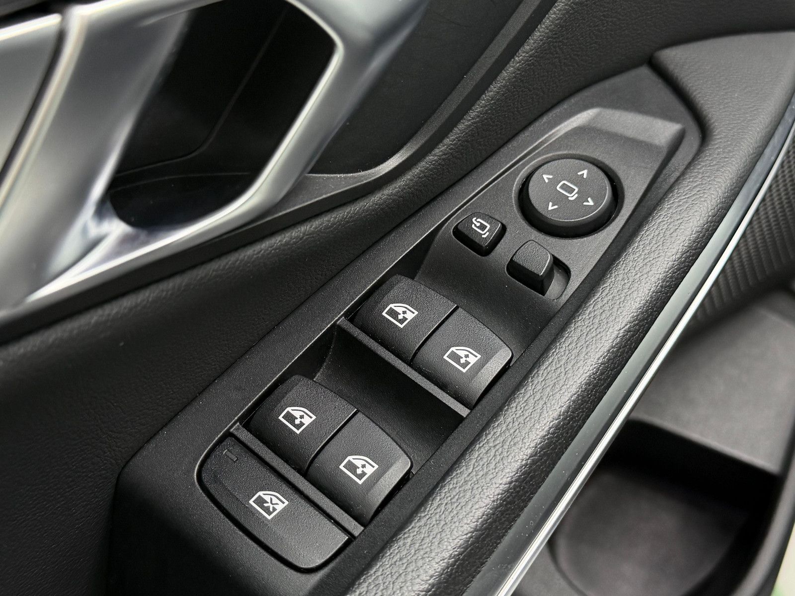 Fahrzeugabbildung BMW 330i xDrive M-SPORT/HUD/DE-FZG/HiFi/LIVE CO/2.HD