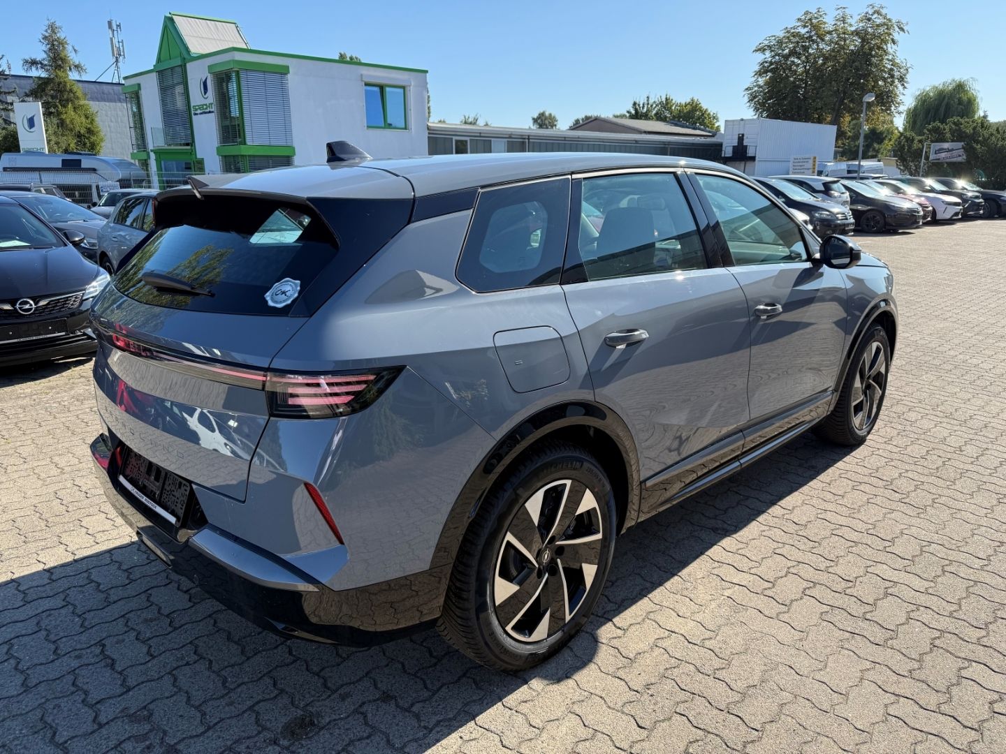 Fahrzeugabbildung Opel Grandland 1.6 Plug-in-Hybrid mit AHK+Allwetter