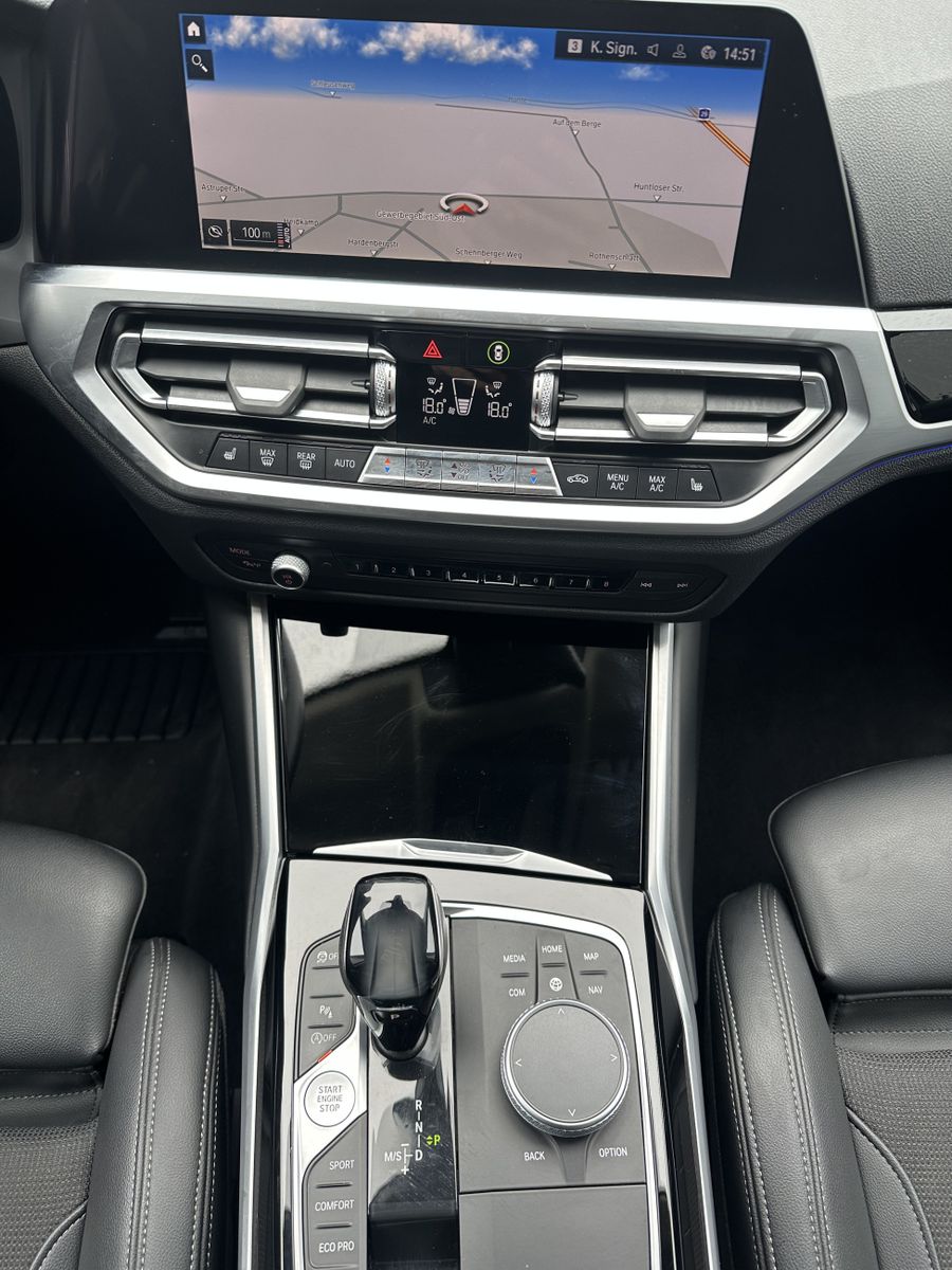 Fahrzeugabbildung BMW 330i Touring Sport-Line NAV+LED+SHZ+HiFi+AHK+VC