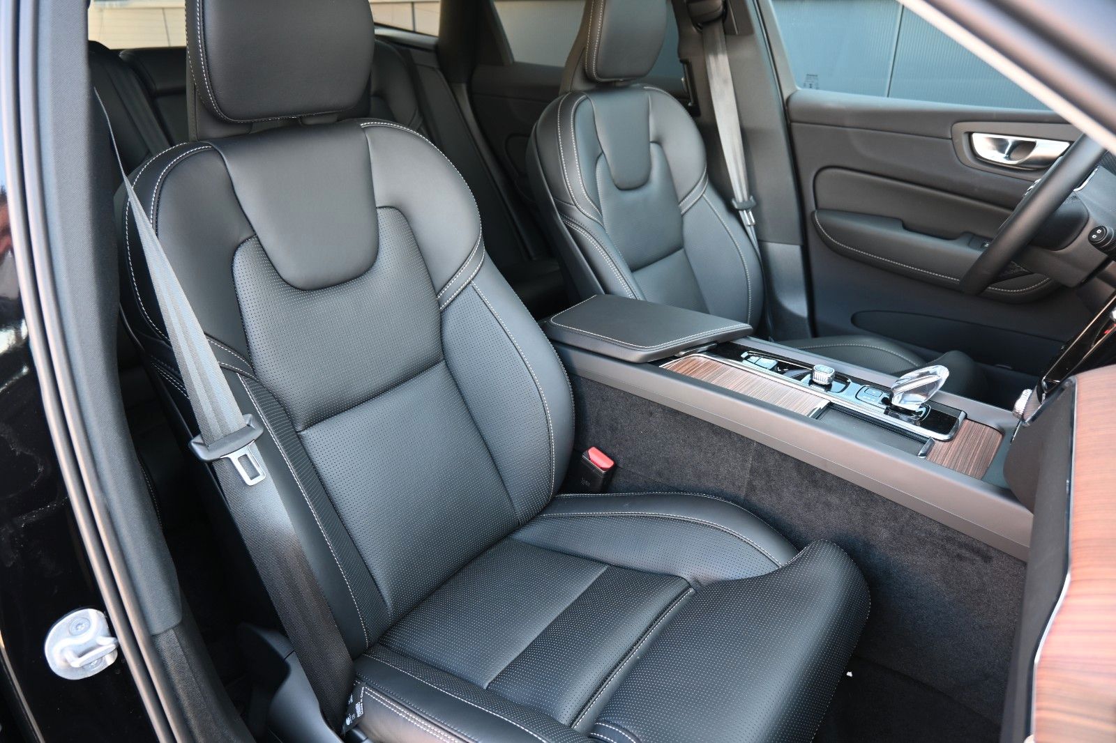 Fahrzeugabbildung Volvo XC60 T6 AWD RC Plus Bright*PANO*360*Luft*H&K*ACC