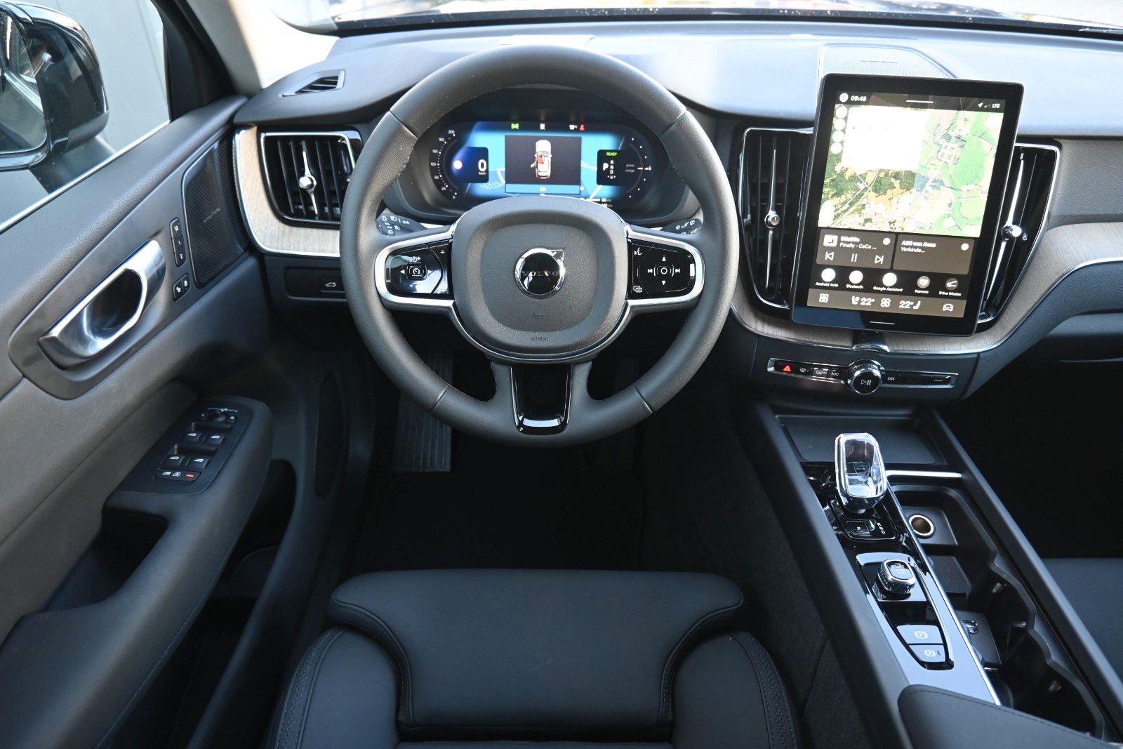 Fahrzeugabbildung Volvo XC60 T6 Plug-in Hybrid AWD Plus Bright*360°*ACC