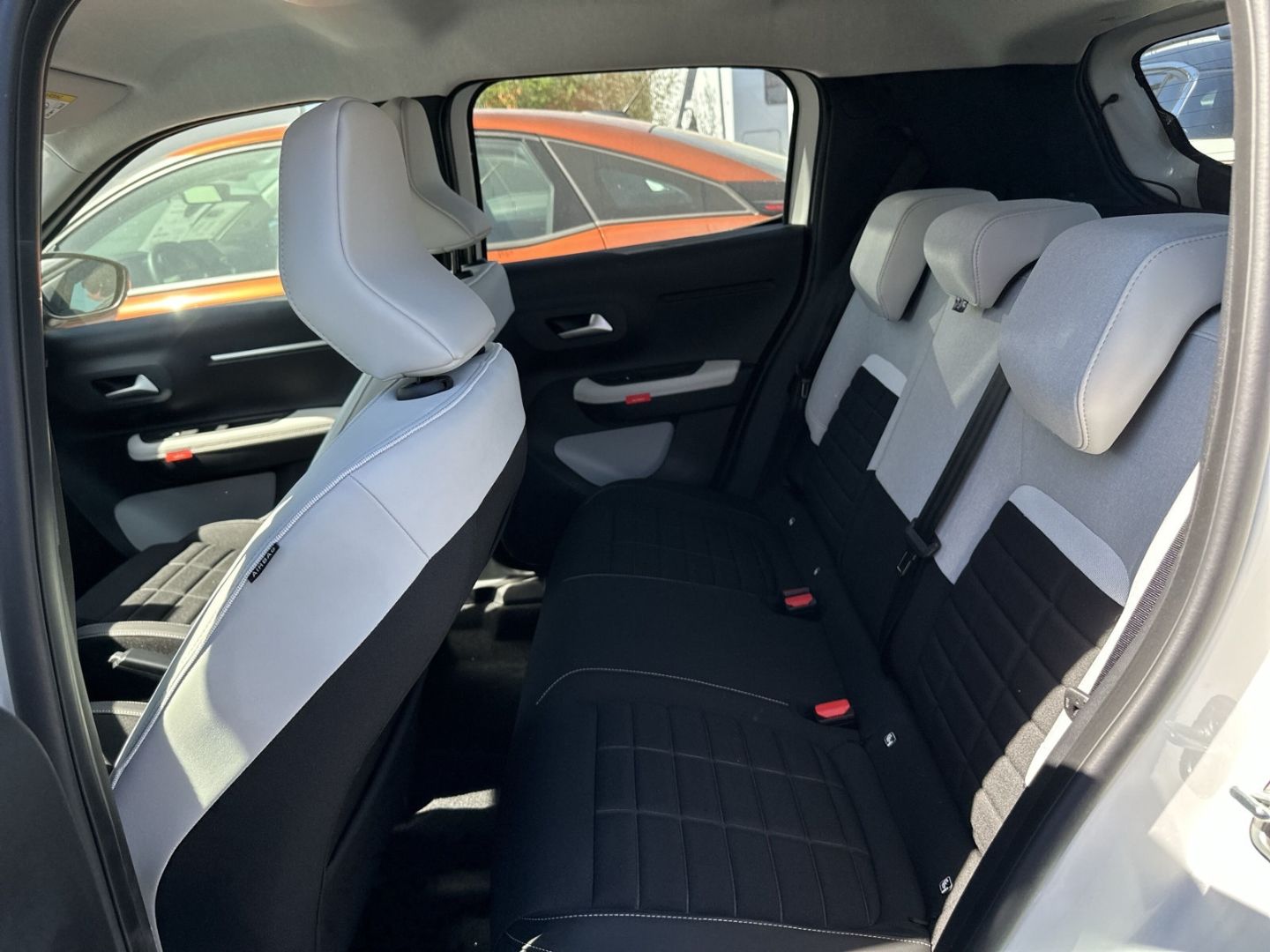 Fahrzeugabbildung Citroën C3 MAX 1.2 PT Turbo 100 S&S Navi CarPlay SHZ
