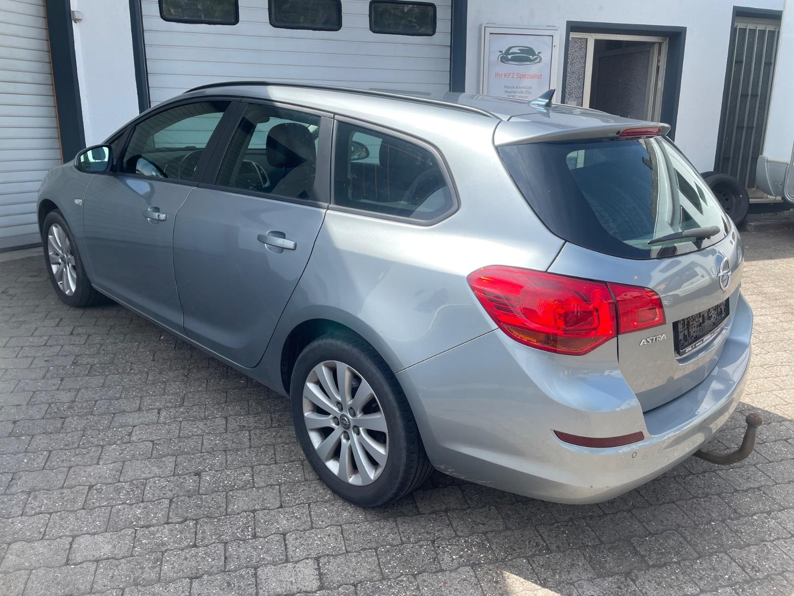 Opel Astra 2011 — photo 8