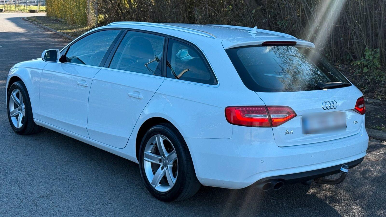 Audi A4 2014 — вигляд ззаду