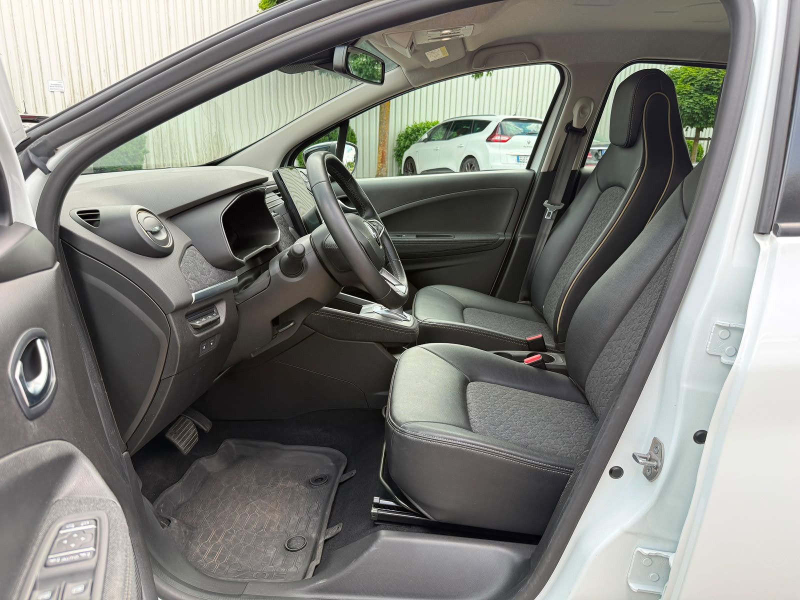 Fahrzeugabbildung Renault ZOE R135 Iconic 52kWh KAM NAV BOSE SHZ PDC LED