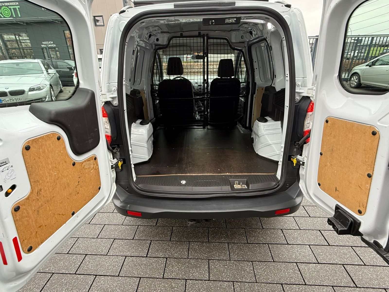 Fahrzeugabbildung Ford Transit Courier Basis AHK ZV SERVO FLÜGELTÜREN
