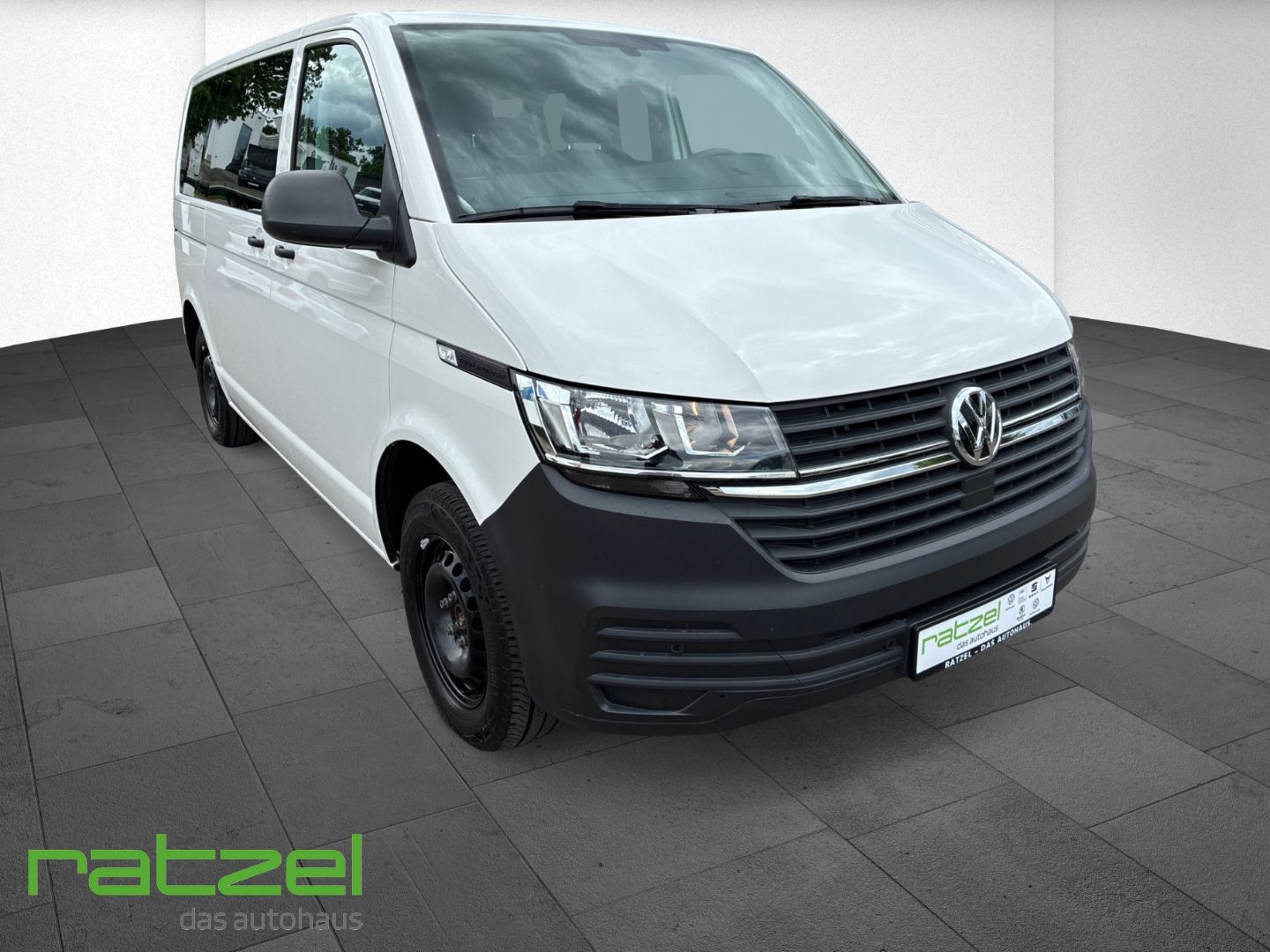 Fahrzeugabbildung Volkswagen T6.1 Kombi KR 2.0 TDI 9 Sitzer AHK DAB Park Dist